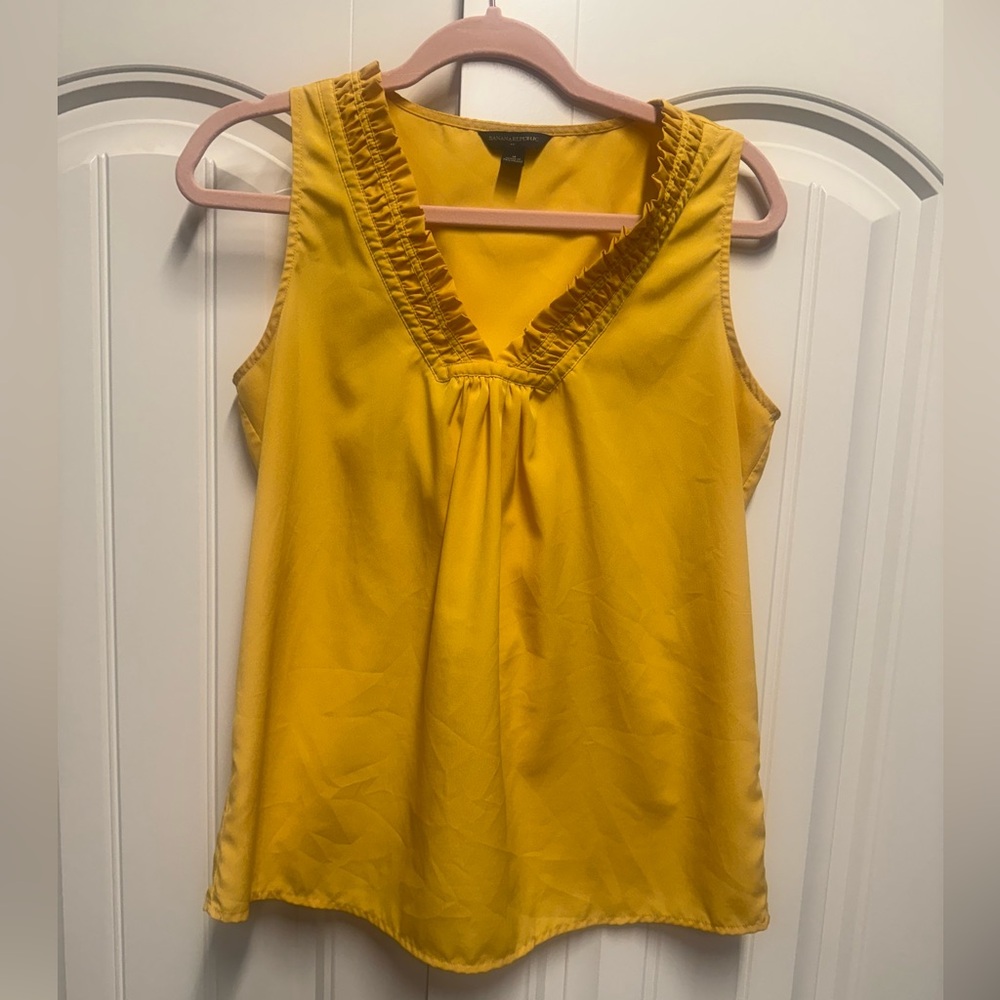 Banana Republic Sleeveless Blouse Women’s M | Mustard Yellow V-Neck Top